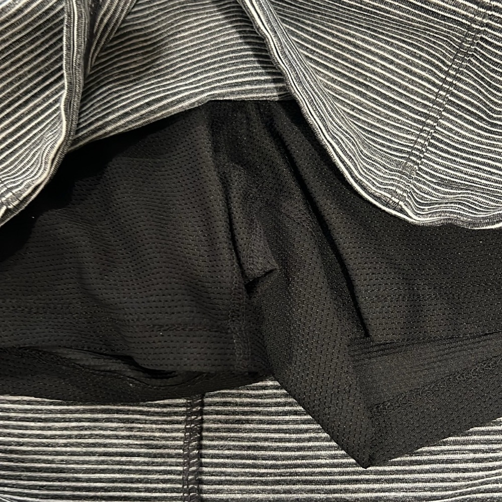 Athleta grey/whiter striped skort.  EUC - size -XS- - Picture 4 of 5